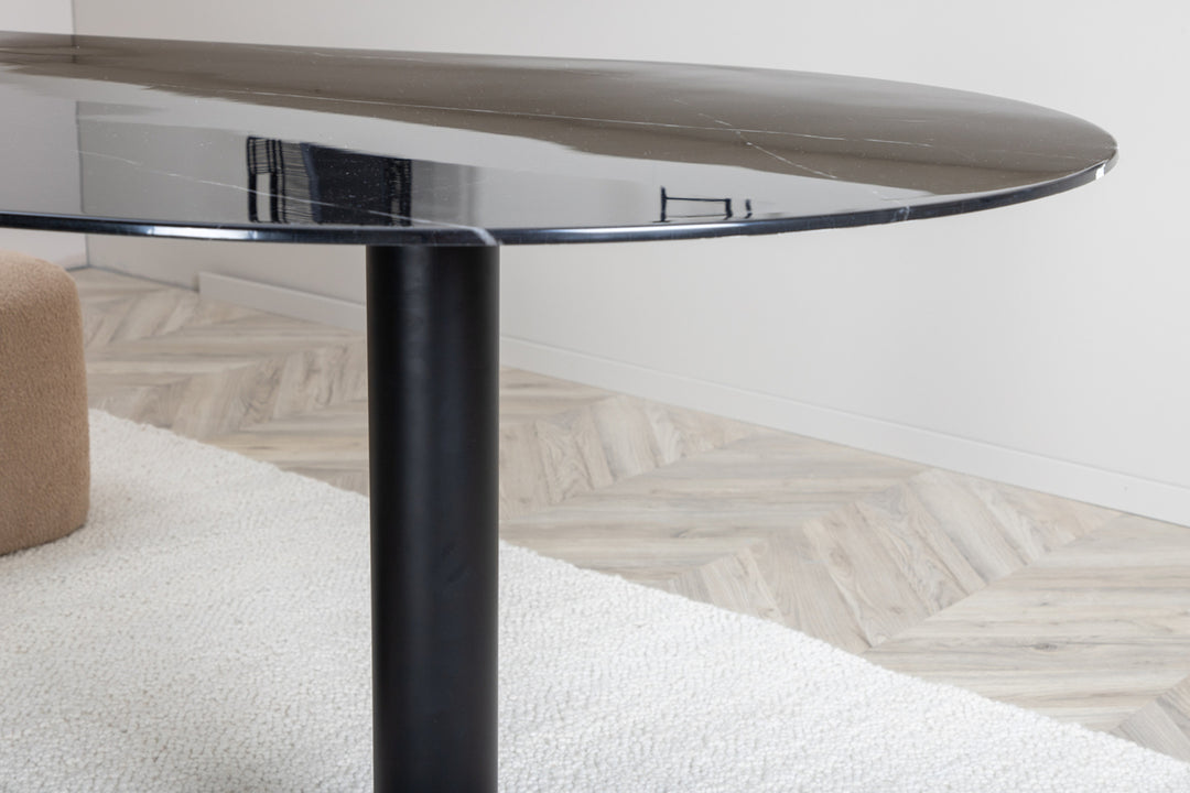 Pillan Ovalt Matbord Svart