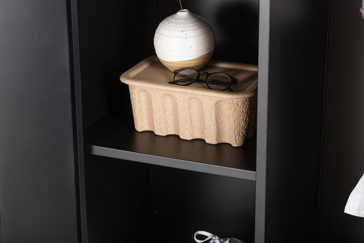 Piring Garderob Svart