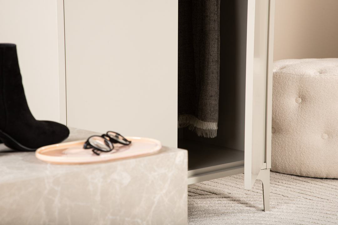 Piring Garderob Beige